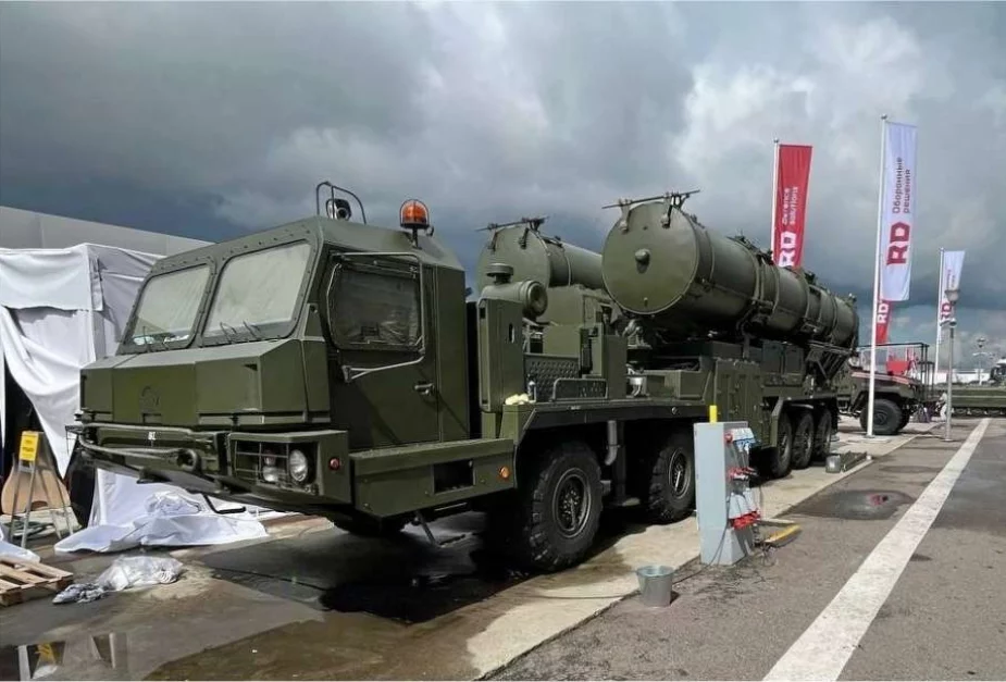 Erstes Bild des neuen Luftverteidigungsystems S-500 TEL auf der army 2024 in Moskau.