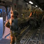 DEFENDER 24: Es muss manchmal schnell gehen- US-Fallschirmspringer kurz vor dem Sprung (Foto- US Army)