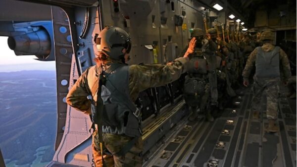 DEFENDER 24: Es muss manchmal schnell gehen- US-Fallschirmspringer kurz vor dem Sprung (Foto- US Army)