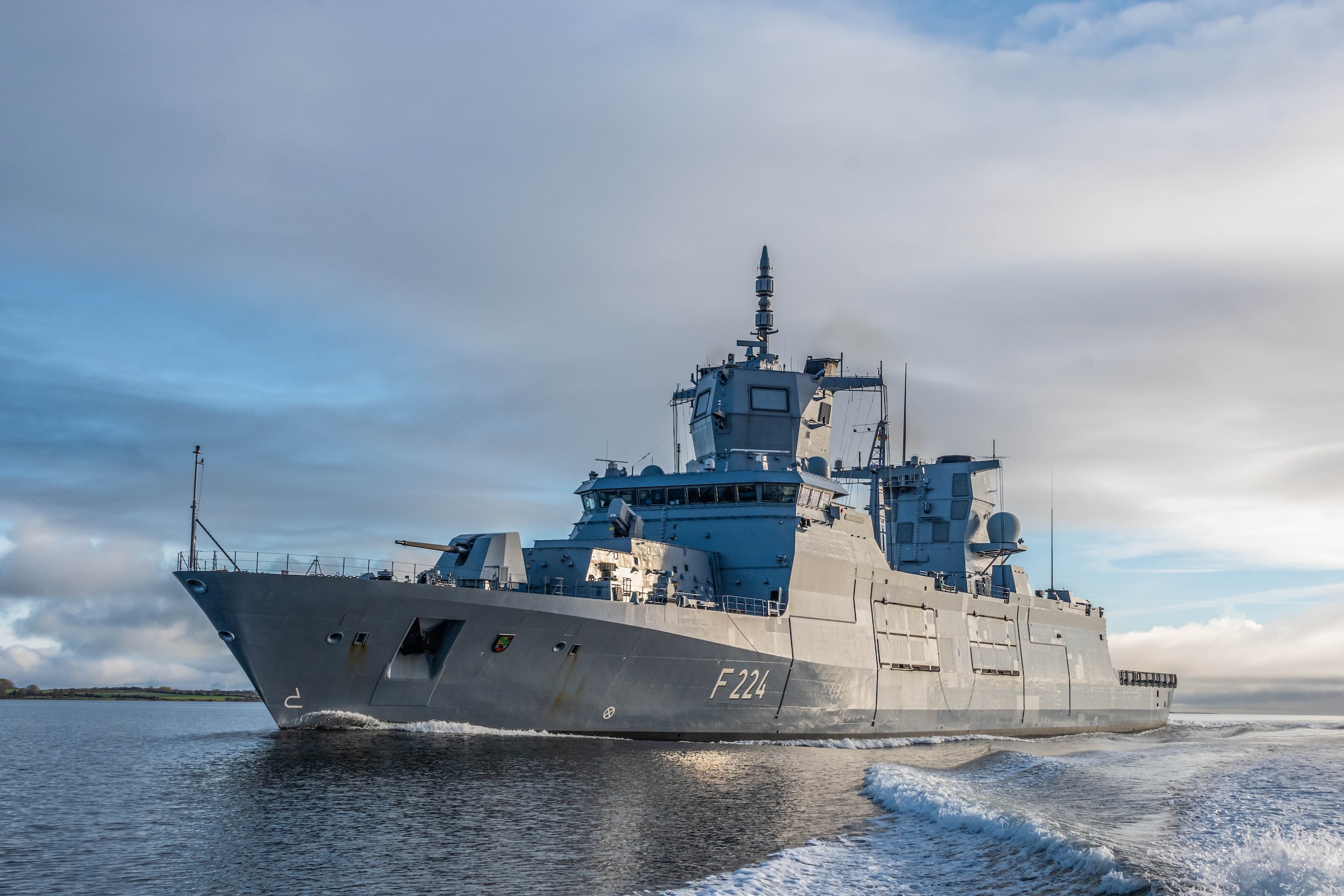Bootsaussetzvorrichtung: Auch das Luftverteidigungssystem IRIS-T SLM soll im Frühjahr 2025 auf einer Fregatte F125 der Deutschen Marine integriert werden.