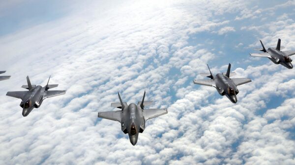 Die F-35 bietet herausragende Eigenschaften dank der verwendeten Hochtechnologie. Doch gerade diese Fähigkeiten stehen aktuell in der Kritik, da sie in den USA entwickelt wurden und dort natürlich das alleinige Wissen zum Gesamtsystem liegt.