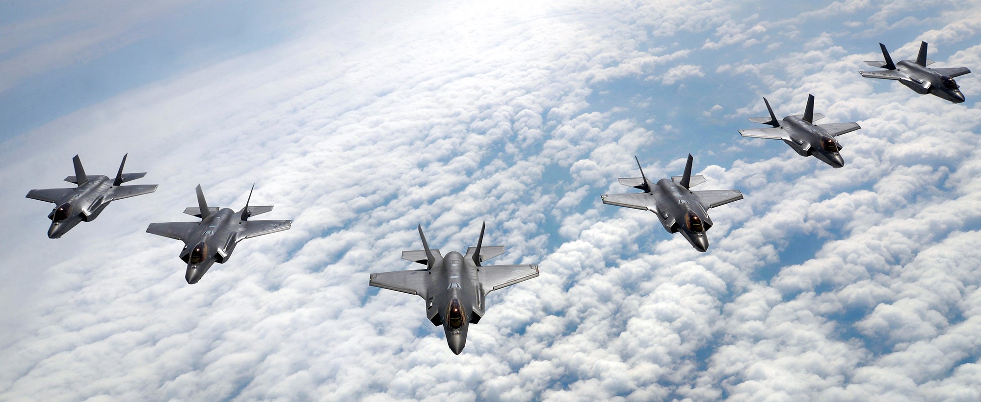Die F-35 bietet herausragende Eigenschaften dank der verwendeten Hochtechnologie. Doch gerade diese Fähigkeiten stehen aktuell in der Kritik, da sie in den USA entwickelt wurden und dort natürlich das alleinige Wissen zum Gesamtsystem liegt.