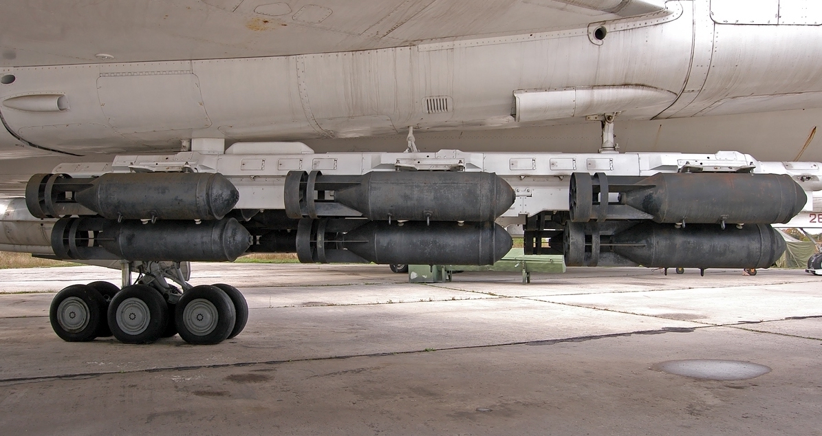 Bis zu achtzehn Gleitbomben vom Typ FAB-500 M-54 können an einer Tu-22M befestigt werden.