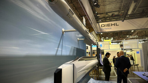 Oben IRIS-T und unten FCAAM am Stand von Diehl Defence bei der Eurosatory.