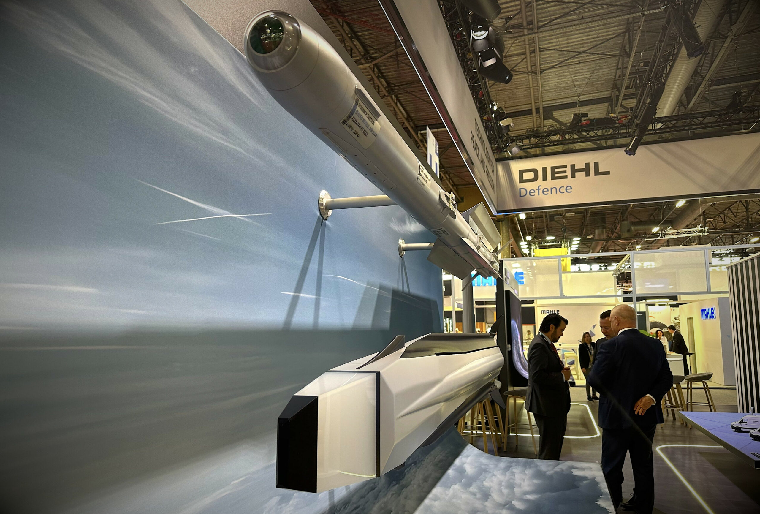 Oben IRIS-T und unten FCAAM am Stand von Diehl Defence bei der Eurosatory.