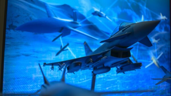 Der Fighter der Zukunft wirkt mit unbemannten Systemen.