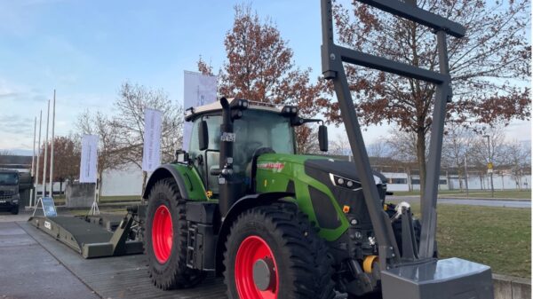NATO CoE MilEng Industry Day: FENDT Traktor mit der COBRA-Brücke von GDELS. (Foto- AF)2