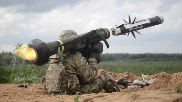 Ein US-Soldat verschießt FGM-148 Javelin-Panzerabwehrraketen während einer Übung. (Foto: U.S. Army)