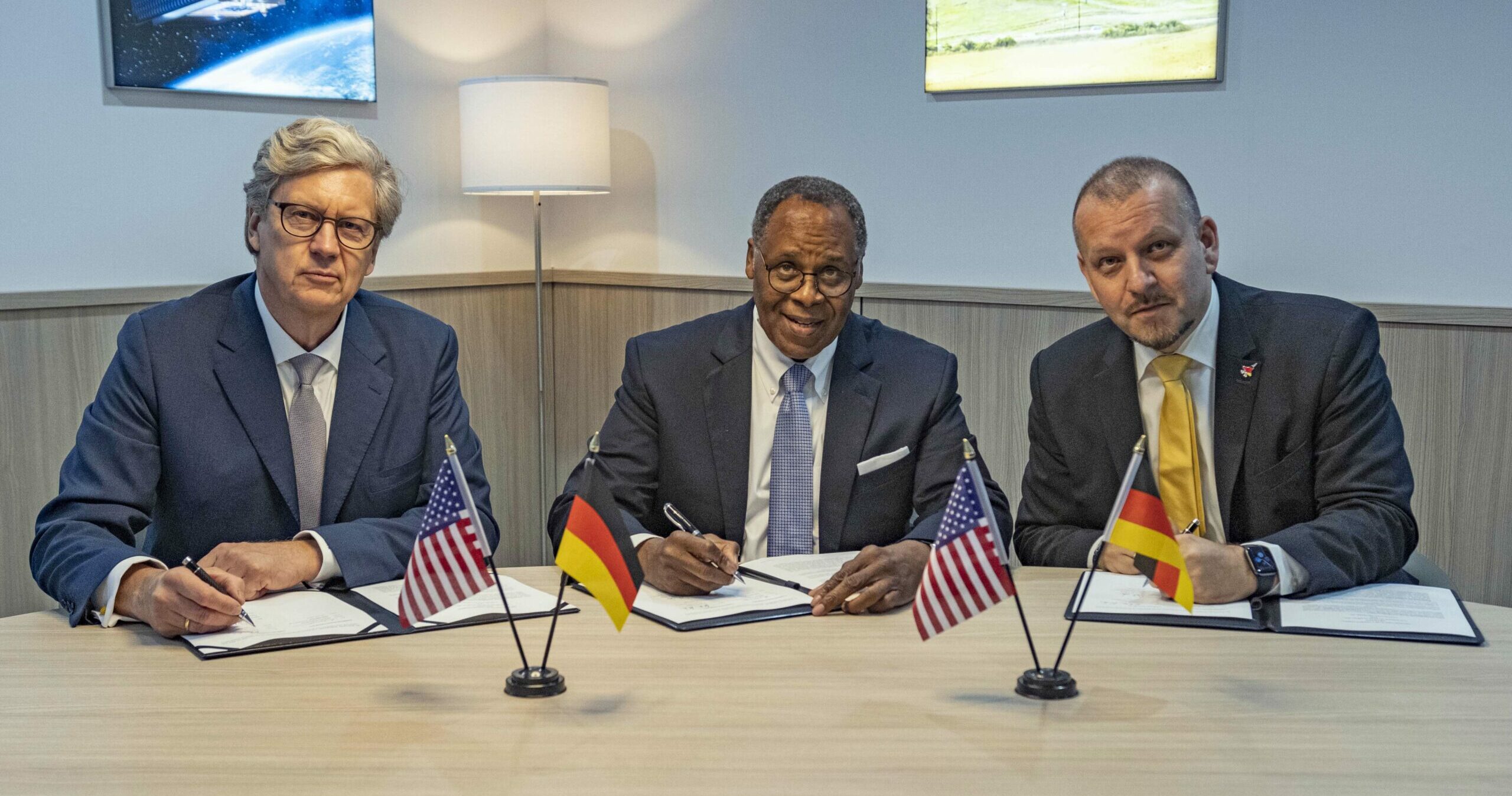 Unternehmensvertreter von Lufthansa Technik und Lockheed Martin unterzeichnen Absichtserklärung zur Kooperation bei globalen Instandhaltungs- und Logistikdienstleistungen