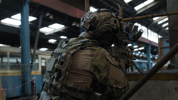 Soldat mit Ausrüstung von Fischer Connectors. Fischer KeystoneTM.