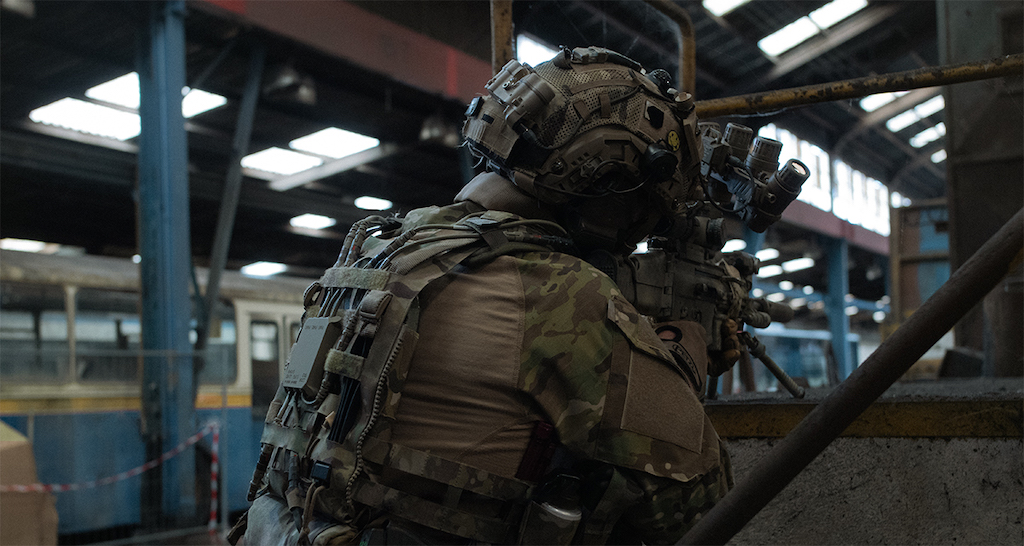 Soldat mit Ausrüstung von Fischer Connectors. Fischer KeystoneTM.