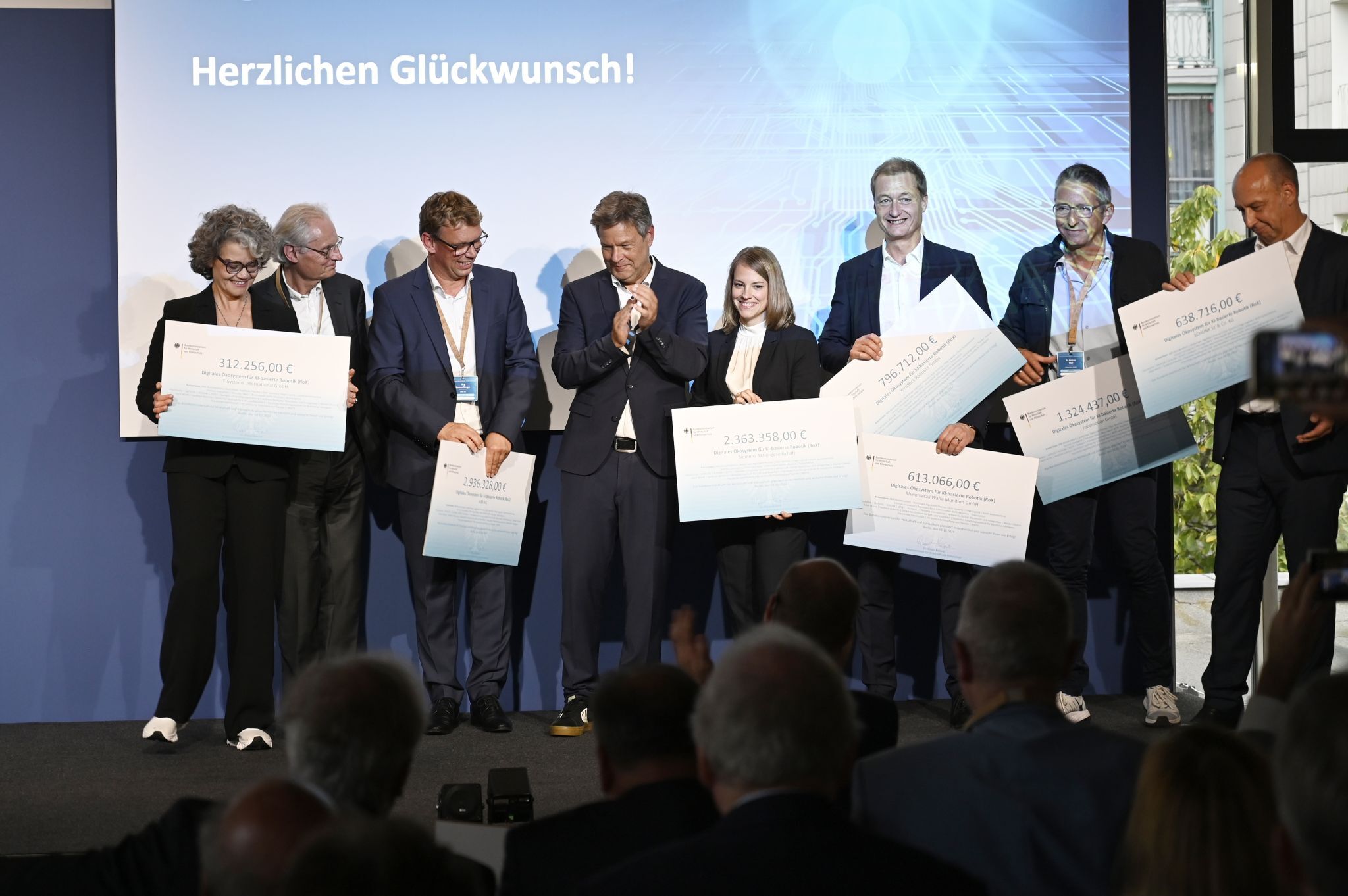 Wirtschaftsminister Robert Habeck übergibt den Förderbescheid an Vertreter der Rheinmetall-Tochter YardStick Robotics.