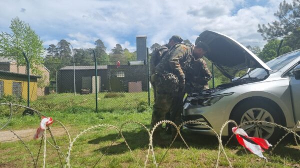 Rund 230 Soldatinnen und Soldaten vom Heimatschutz aus Nordrhein-Westfalen nahmen an der bundesweiten Übung National Guardian 24 teil. In der Wahner Heide wurde ein Checkpoint aufgebaut und zivile sowie militärische Fahrzeuge kontrolliert.