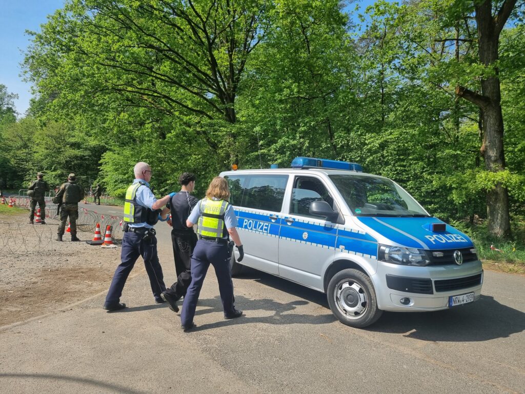 Auch die Zivil-Militärische Zusammenarbeit stand auf dem Übungsplan. Hier wurde eine verdächtige Person an die Polizei übergeben.