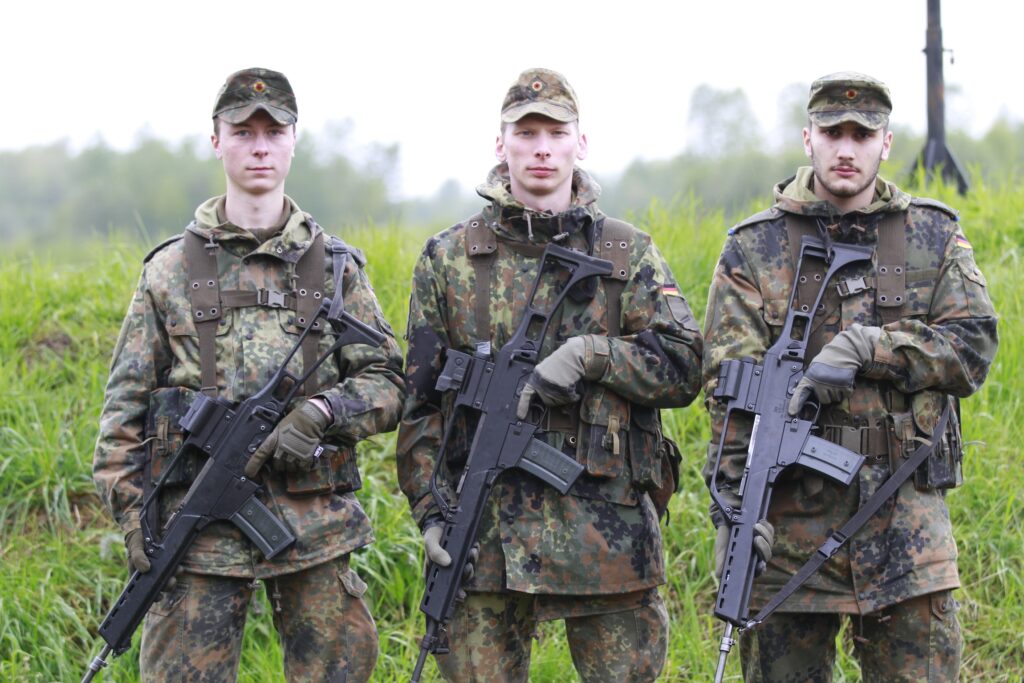 Justus (l.), Sven (M.) und Leon nahmen erst an der Ausbildung Agiles Ross in Münster teil. Nach einer Woche folgte die Verlegung in die Wahner Heide. Hier fand der nordrhein-westfälische Anteil der bundesweiten Übung National Guardian‘24 statt.