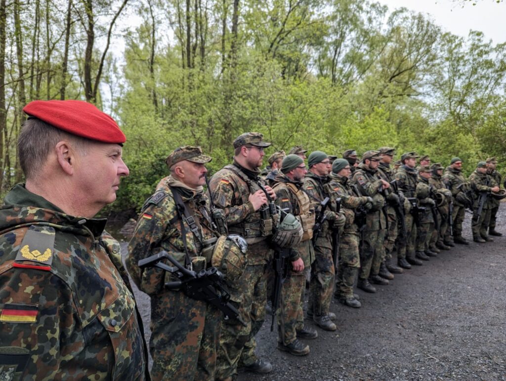 Brigadegeneral Hans-Dieter Müller (l.) mit Heimatschutzkräften auf dem Übungsplatz Münster-Handorf.