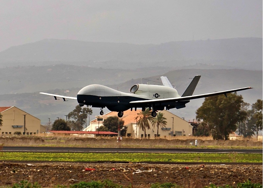 Die erste Northrop Grumman MQ-4C Triton ist in Europa angekommen.