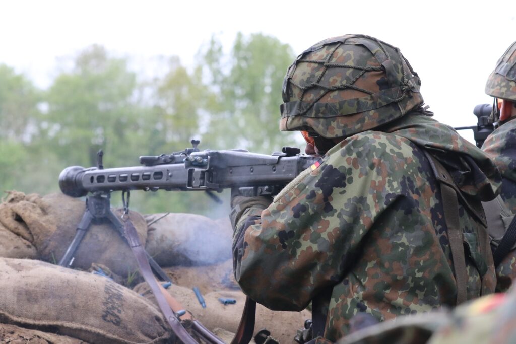 Während des Gefechtsschießens hat jede Gruppe ein Maschinengewehr dabei. Das MG 3 wiegt 11,3 Kilogramm – ohne Munition.