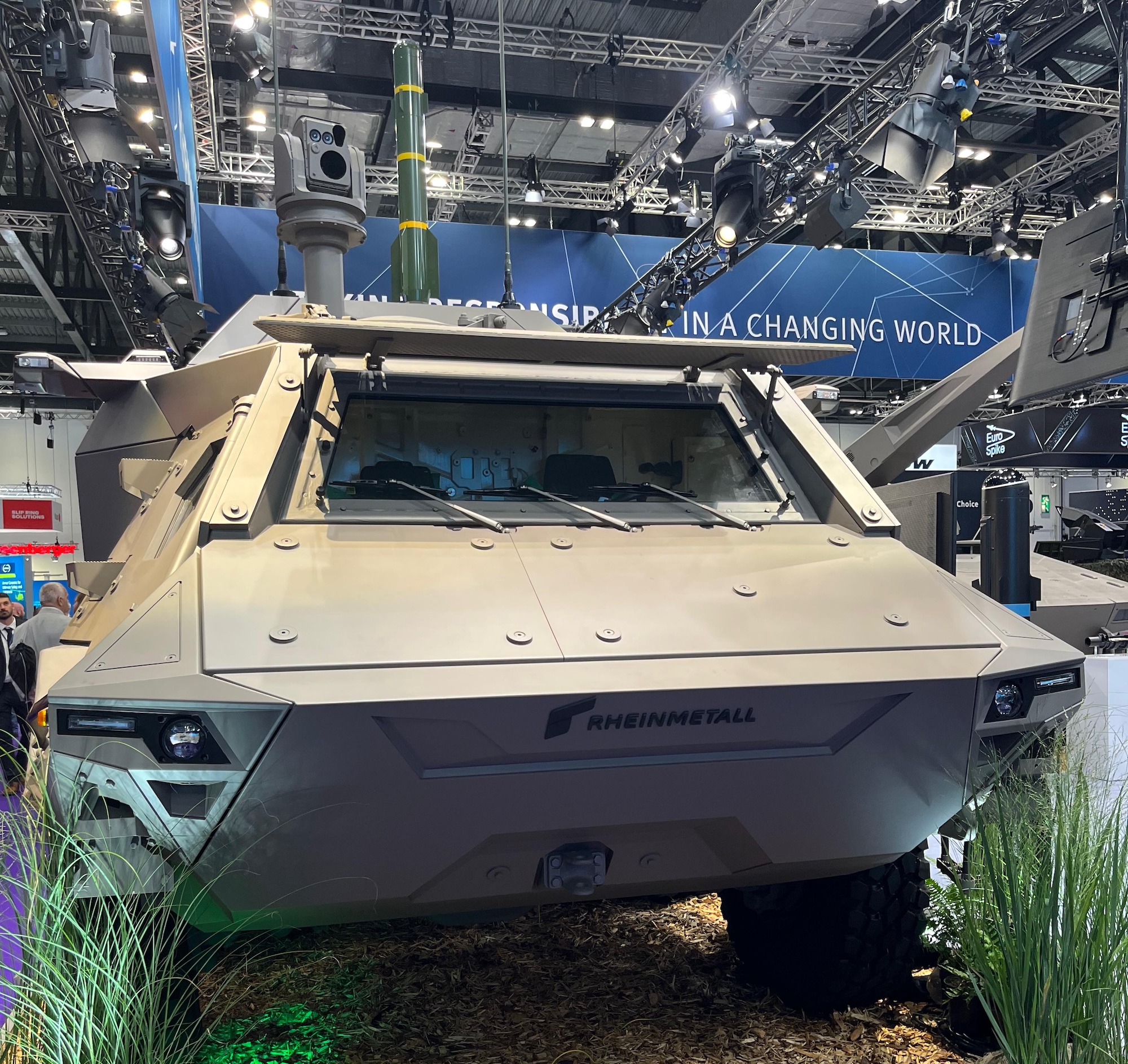 Die Weltpremiere des Fuchs JAGM erfolgte heute während der DSEI in London am Stand des Unternehmens.