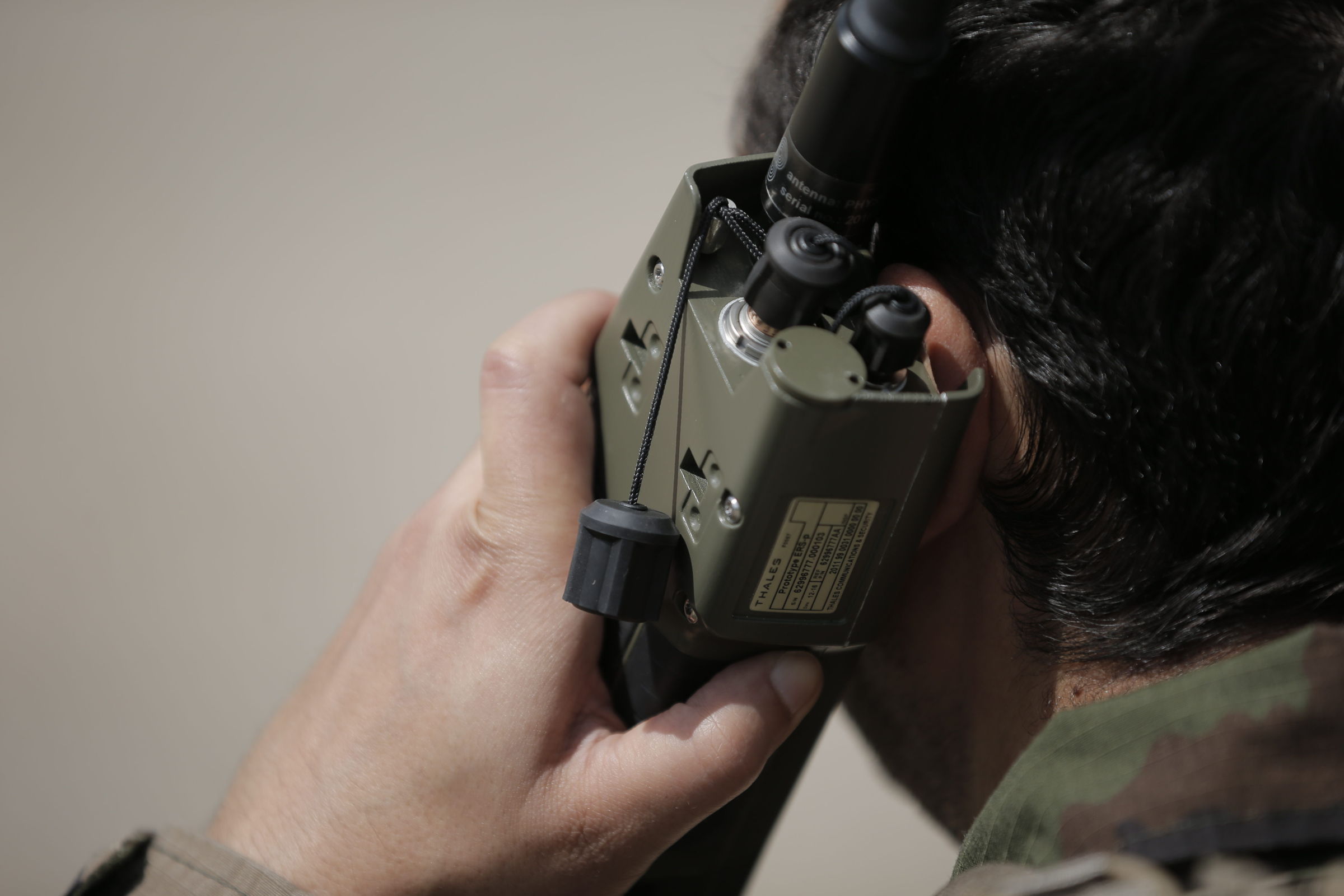 Soldat kommuniziert via Funkgeräte von Thales.