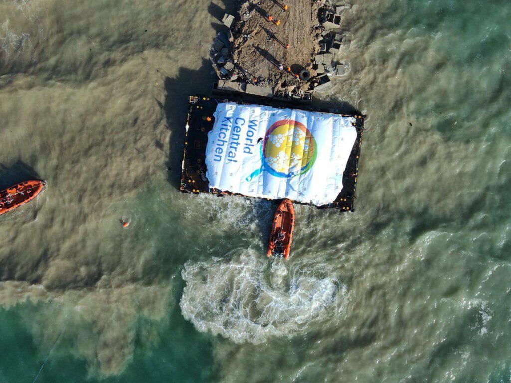 Ein Schiff mit humanitärer Hilfe 130 Paletten mit humanitärer Ausrüstung und 115 Tonnen Lebensmittel und Wasser der Organisation World Central Kitchen (WCK) trifft im Seeraum von Gaza ein und wird von der IDF kontrolliert und für den Weitertransport auf 12 LKWs umgeladen. In dieser Woche gab es leider einen Zwischenfall, bei dem ein Tranport gerade dieser Organisation versehentlich von Israel beschossen wurde.