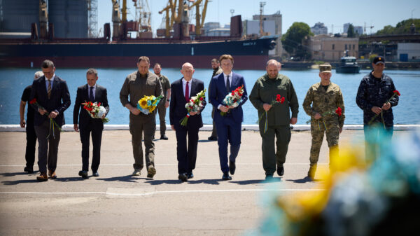 Kamen beide nicht mit leeren Händen für Antrittsbesuche in die Ukraine: die neuen Verteidigungsminister von Großbritannien, John Healey (4. v. l.) und Ruben Brekelmans (5. v. l.).