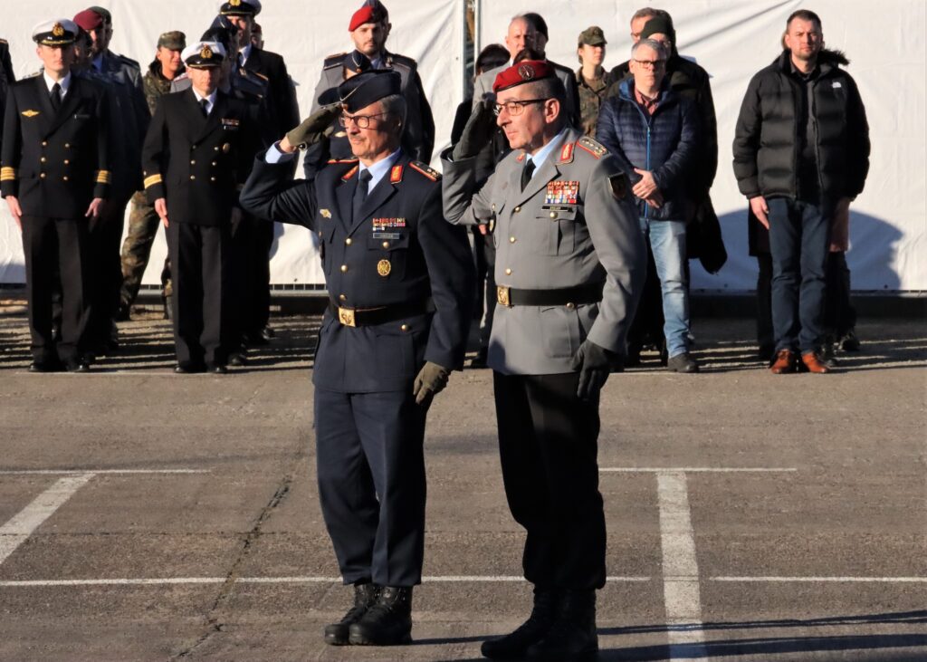 Der Generalinspekteur der Bundeswehr, General Carsten Breuer (rechts), zusammen mit dem scheidenden Amtschef des Planungsamtes, Generalmajor Wolfgang Gäbelein.