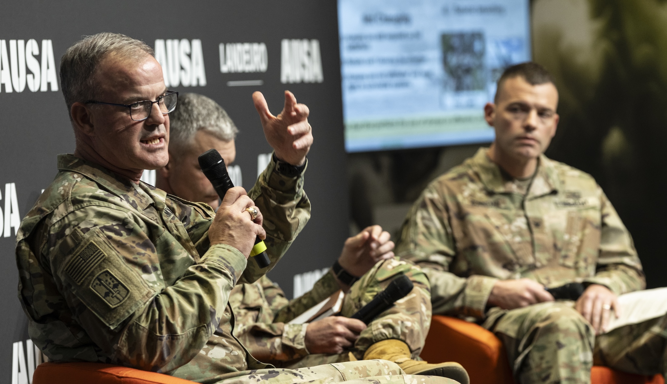 Generalmajor Curtis Taylor, Kommandierender General der 1st Armored Division (AD) der U.S. Army, hob bei der Diskussion die Notwendigkeit zur Anpassung der Panzertruppen an die Bedrohung durch Drohnen hervor.