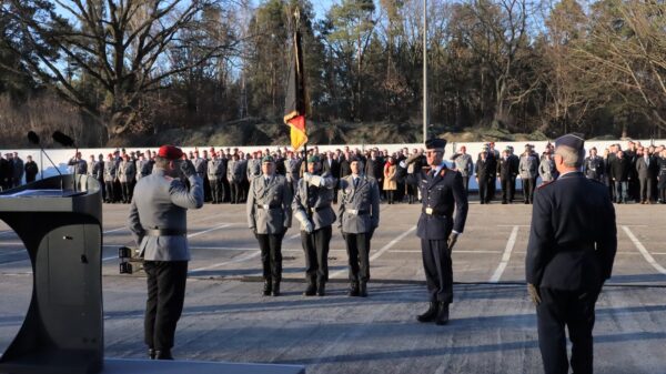 Generalmajor Stefan Lüth ist der „neue“ Amtschef und meldet dem Generalinspekteur die Übernahme der Dienstgeschäfte.