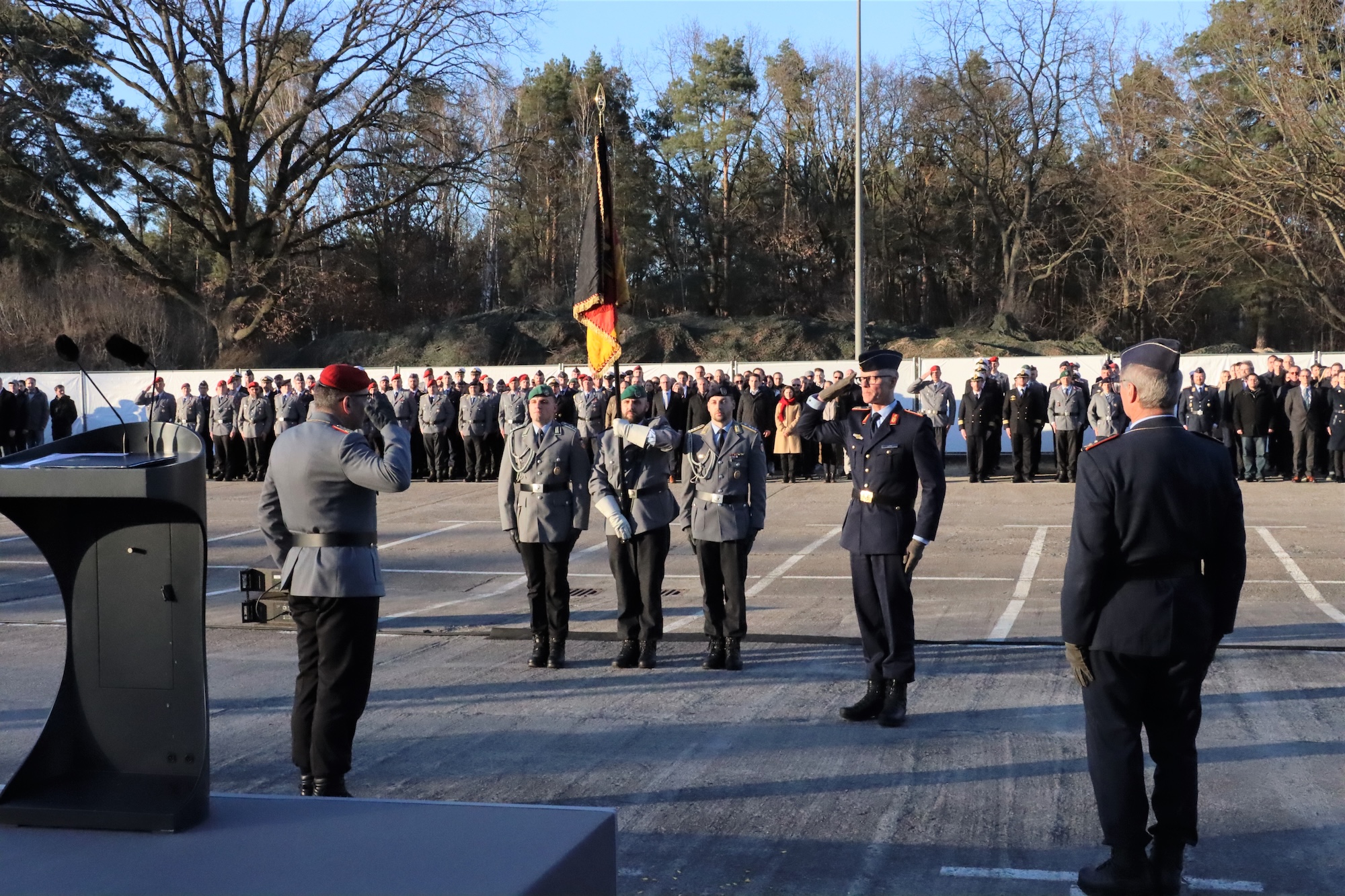 Generalmajor Stefan Lüth ist der „neue“ Amtschef und meldet dem Generalinspekteur die Übernahme der Dienstgeschäfte.