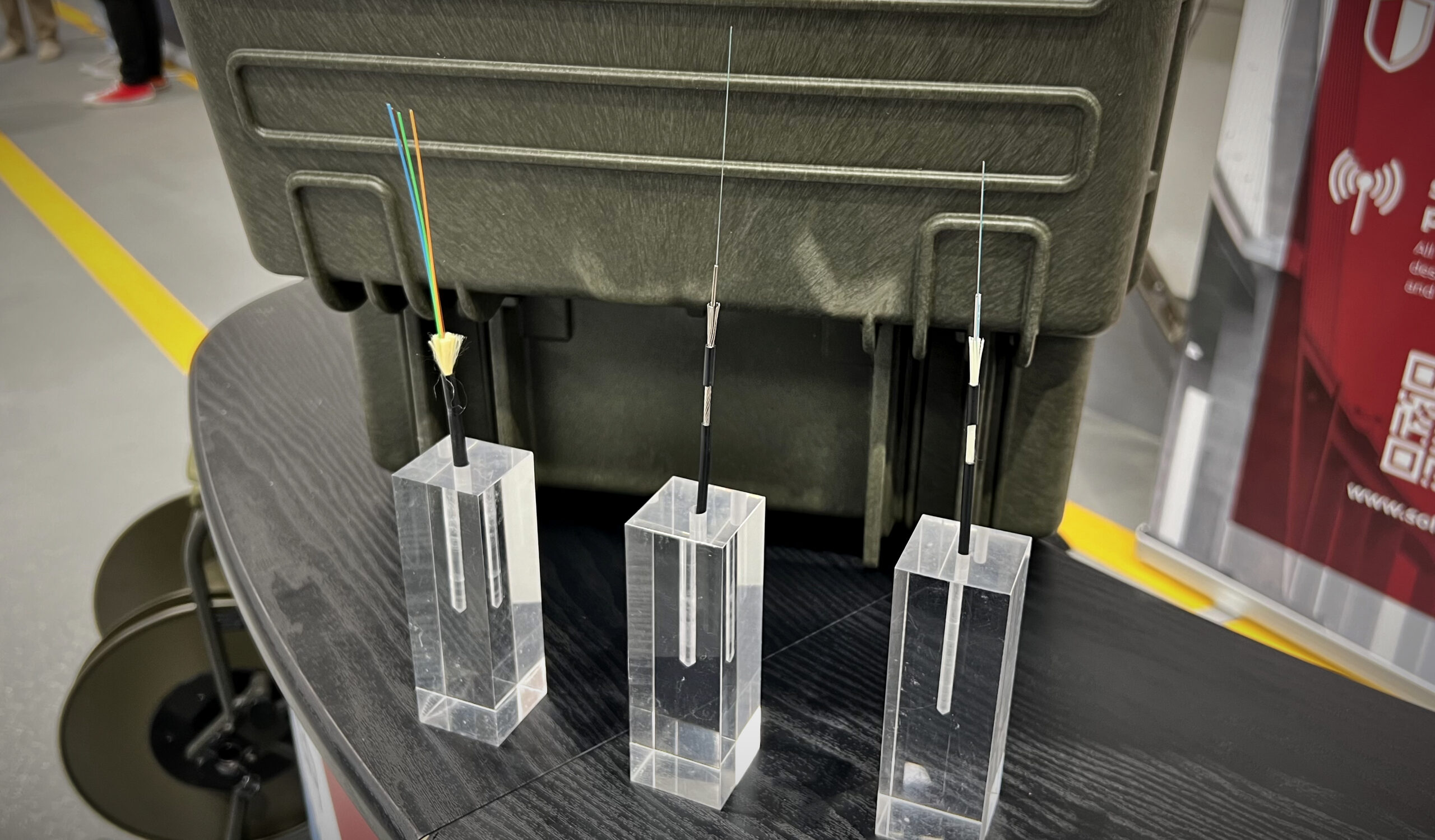 Kabel gibt es in unterschiedlichsten Versionen. Solifos stellt z. B. Glasfaserkabel LWL von Solifos wie hier in der Mitte für die Kommunikation her, die über eine Edelstahlhülle und einen Stahlmantel verfügen. Sensorkabel sind ebenfalls im Sortiment.