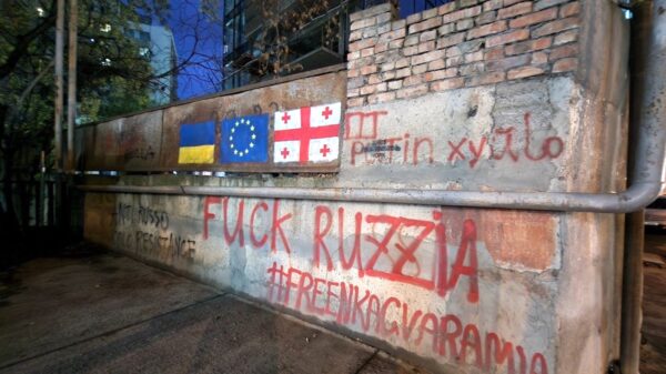 Graffito in Tiflis zeigt anti-russische Schriftzüge neben den Flaggen der Ukraine, der EU und von Georgien.