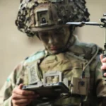 Großbritannien zeigt sich mit neuem Gremium innovationsfreudig: Eine Drohnenpilotin des 2. Batallions des Royal Yorkshire Regiments startet eine Defendtex D40-Drohne.