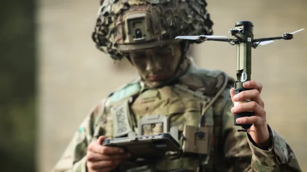 Großbritannien zeigt sich mit neuem Gremium innovationsfreudig: Eine Drohnenpilotin des 2. Batallions des Royal Yorkshire Regiments startet eine Defendtex D40-Drohne.