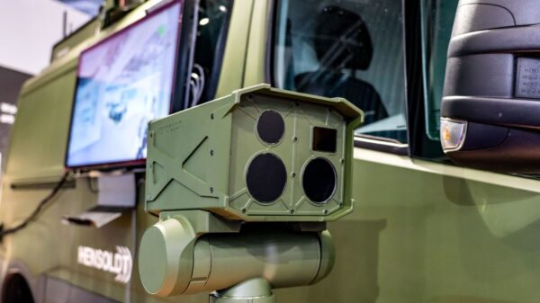 TAROSS vor dem Multi-Utility Vehicle (MUV) auf der DSEI 2025 in London. Foto: HENSOLDT AG.