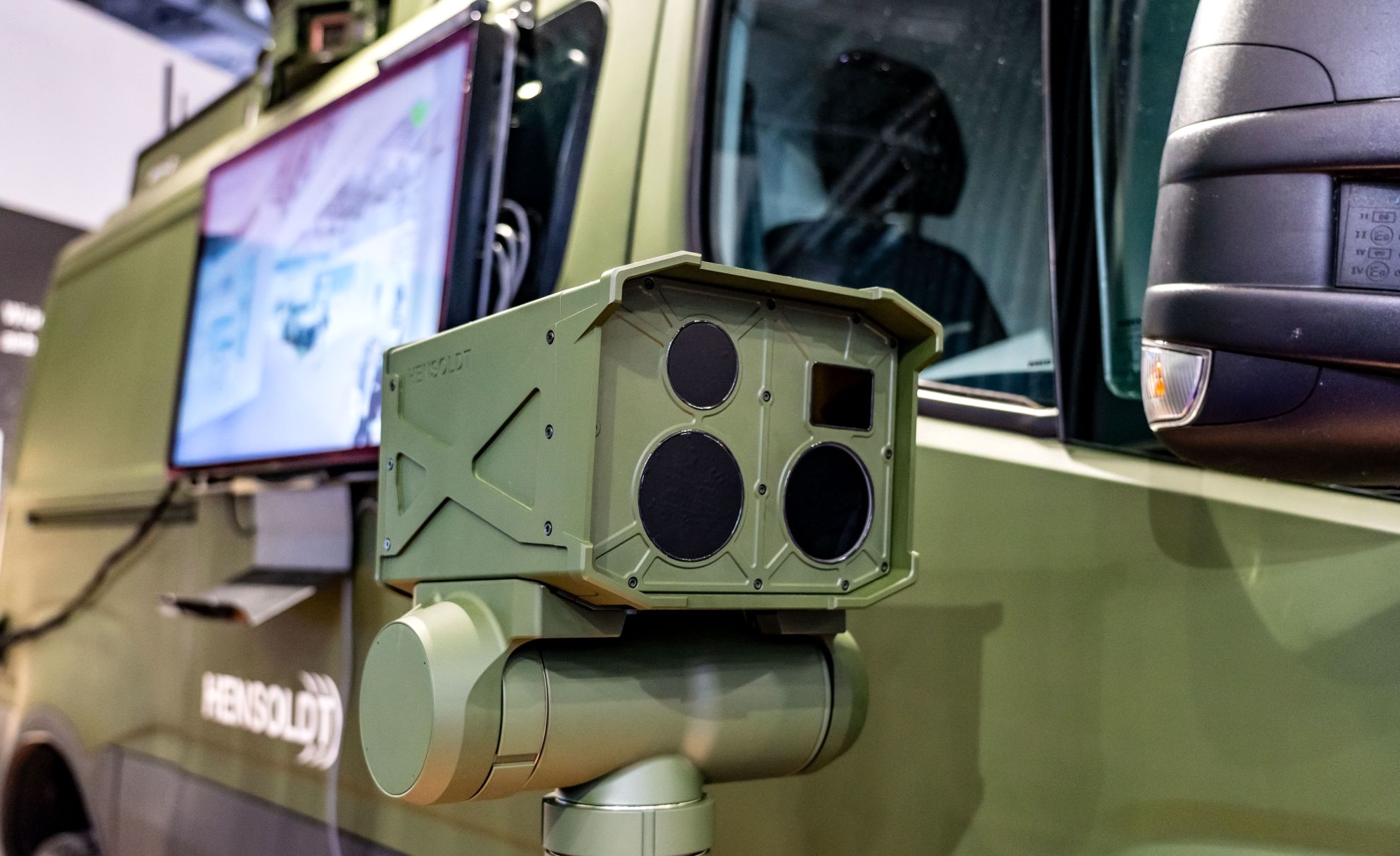 TAROSS vor dem Multi-Utility Vehicle (MUV) auf der DSEI 2025 in London. Foto: HENSOLDT AG.