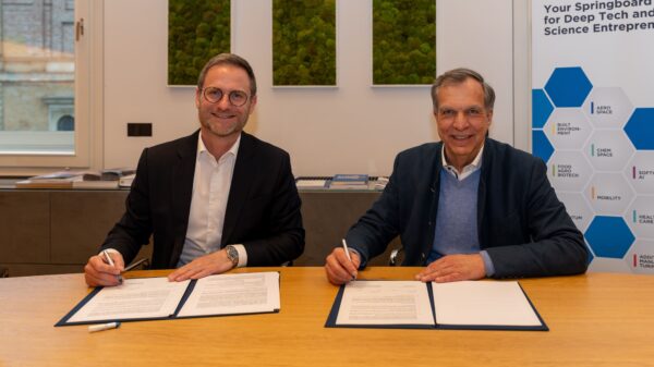 Christian Schmidt, Chief Strategy Officer von HENSOLDT, und Dr. Philipp Gerbert, CEO der TUM Venture Labs (v.l.n.r.), unterzeichnen das Partnerschaftsabkommen.