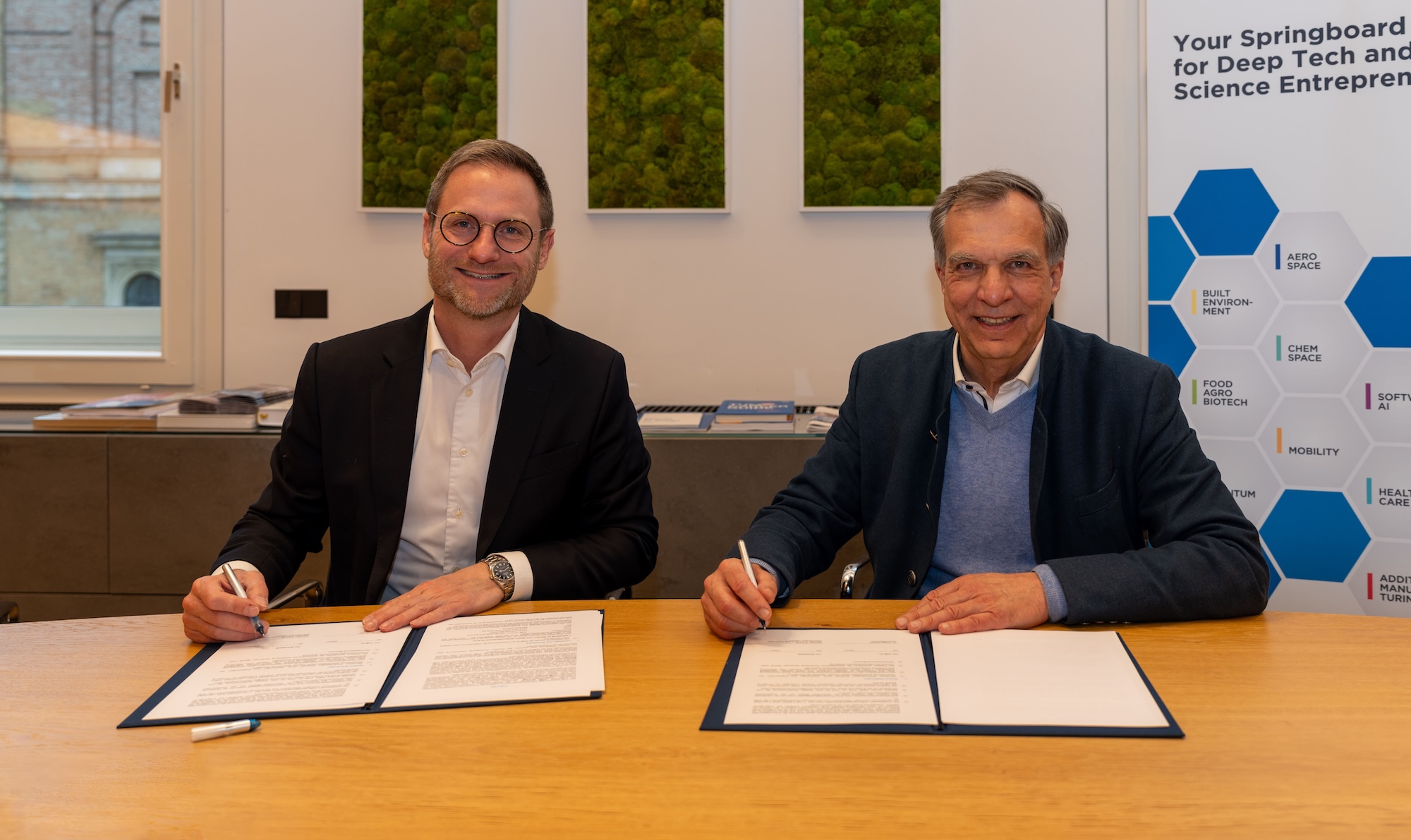 Christian Schmidt, Chief Strategy Officer von HENSOLDT, und Dr. Philipp Gerbert, CEO der TUM Venture Labs (v.l.n.r.), unterzeichnen das Partnerschaftsabkommen.