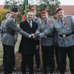 Handschlag nach der Kommandoübergabe über das Deutsche Heer: (v.l.) der neue Inspekteur, Generalleutnant Freuding, Minister Pistorius, der Generalinspekteur der Bundeswehr, General Breuer, und der scheidende Inspekteur, Generalleutnant Mais.