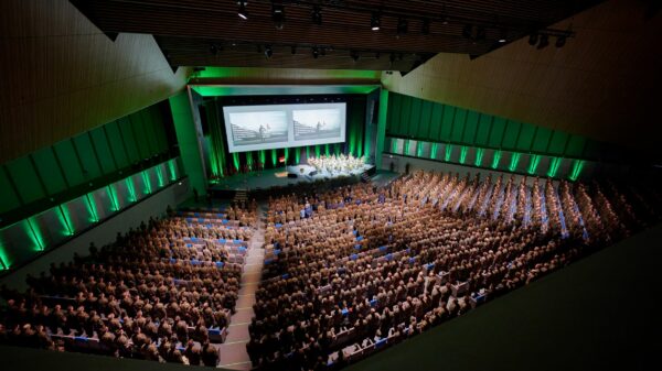 Das Plenum des Heeresrapport 2024 im SwissTech Convention Center in Ecublens bei Lausanne im Zeichen der Neuausrichtung Schweizer Heer.