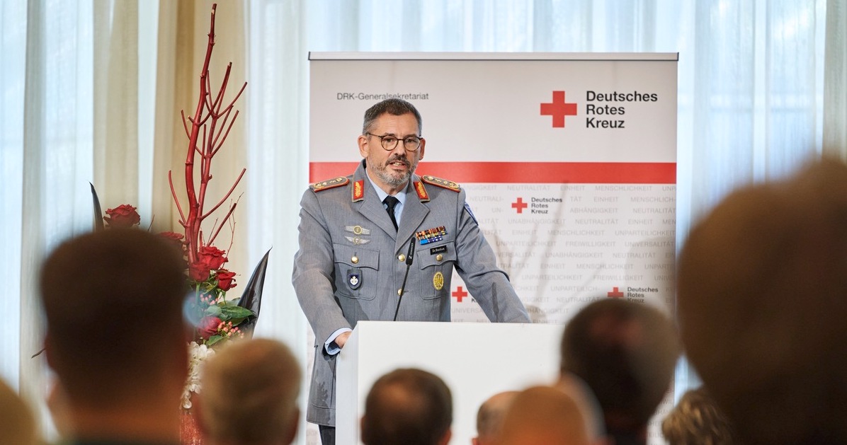 Generalstabsarzt Dr. Johannes Backus bei seiner Rede auf der Bundesversammlung des Deutschen Roten Kreuzes (DRK) in Berlin