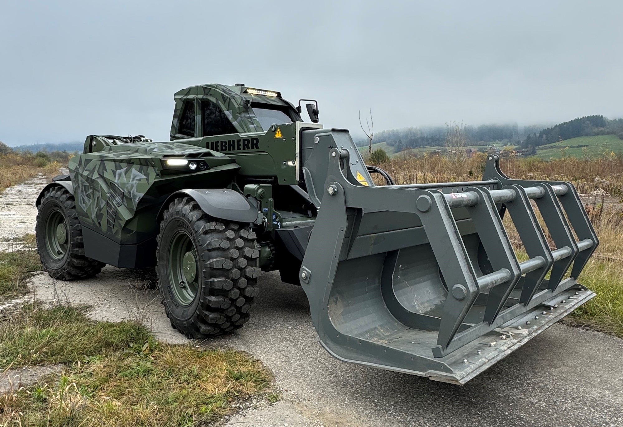 In Kooperation mit Liebherr hat Hintsteiner Defence aus Österreich ein aufsetzbares Schutzsystem Hi2Protect für Nutzfahrzeuge entwickelt.