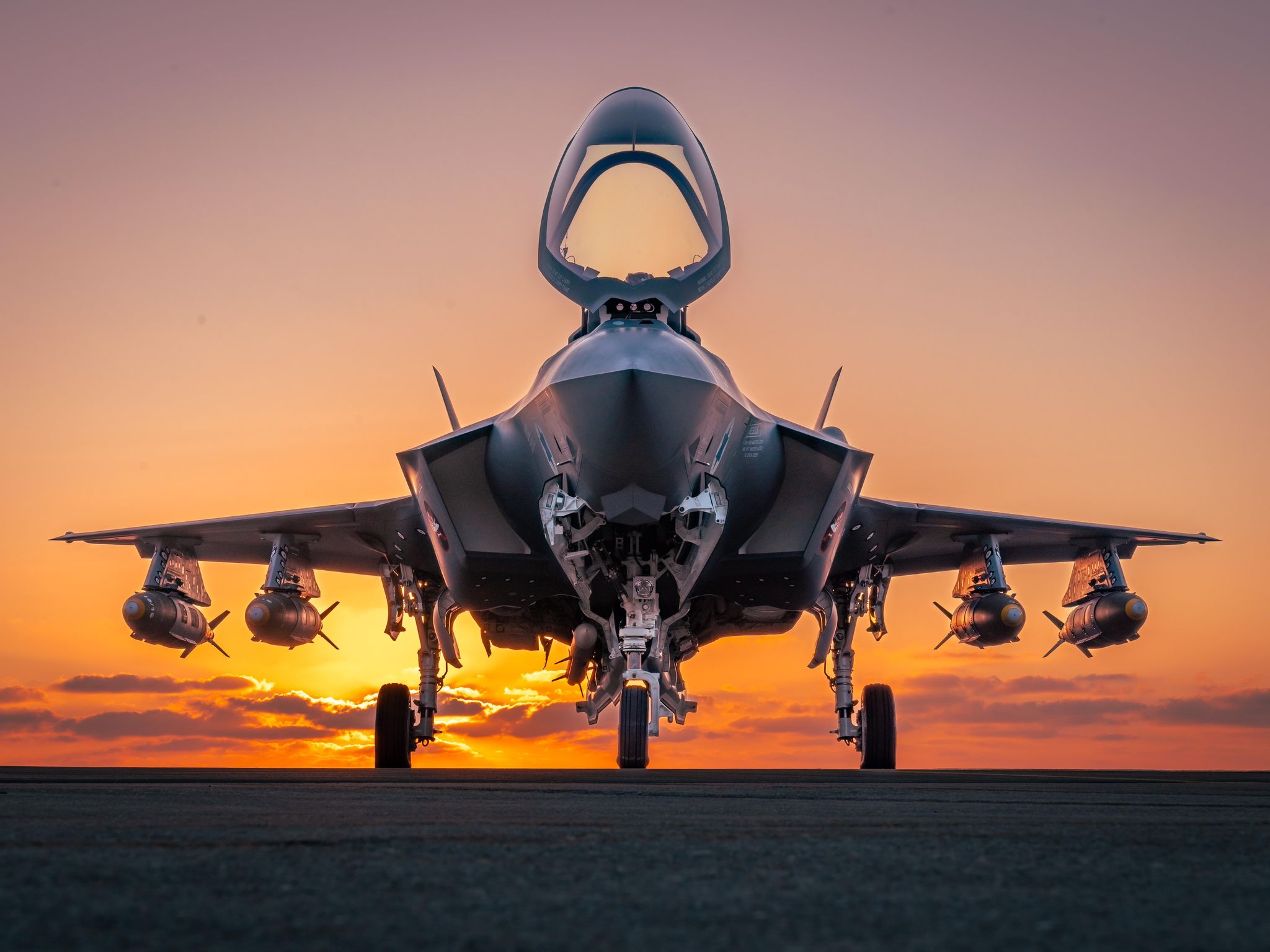 F-35I Adir mit JDAM-Bomben an den Tragflächen.
