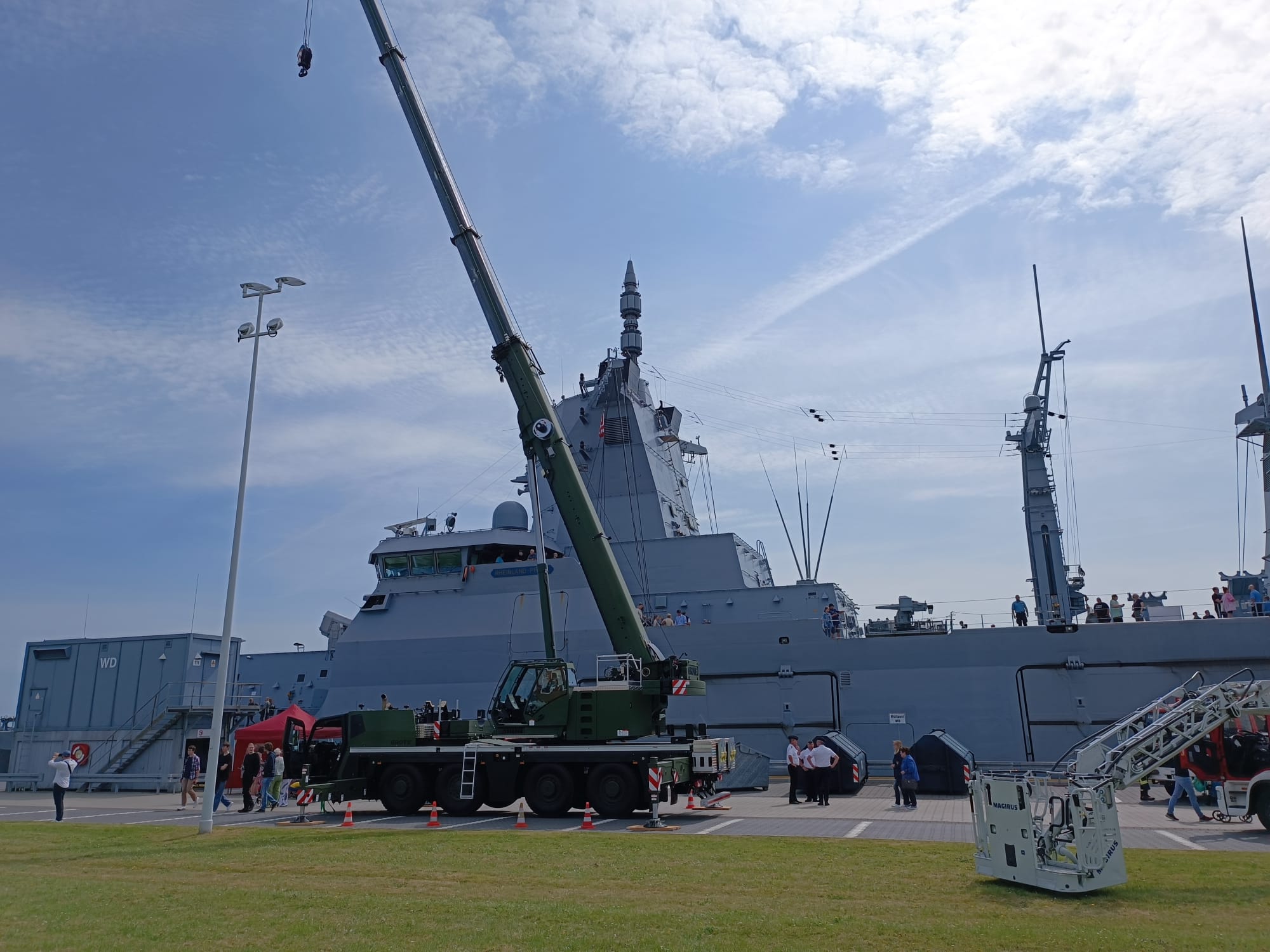 Der erste ausgelieferte Schwerlastkran am Marinestützpunkt Wilhelmshaven.