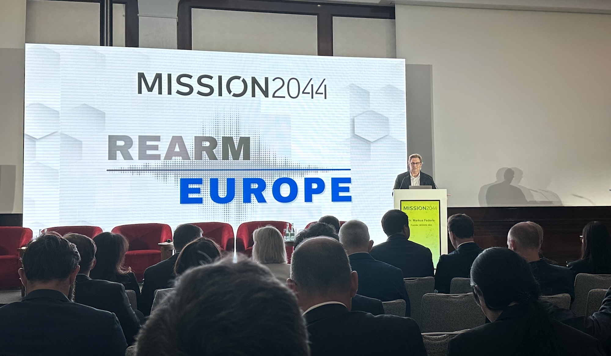 MISSION 2044 ist eine global durchgeführte, hochkarätig besetzte Veranstaltung, die sich der Finanzierung der Verteidigungsindustrie mit Privatkapital widmet.
