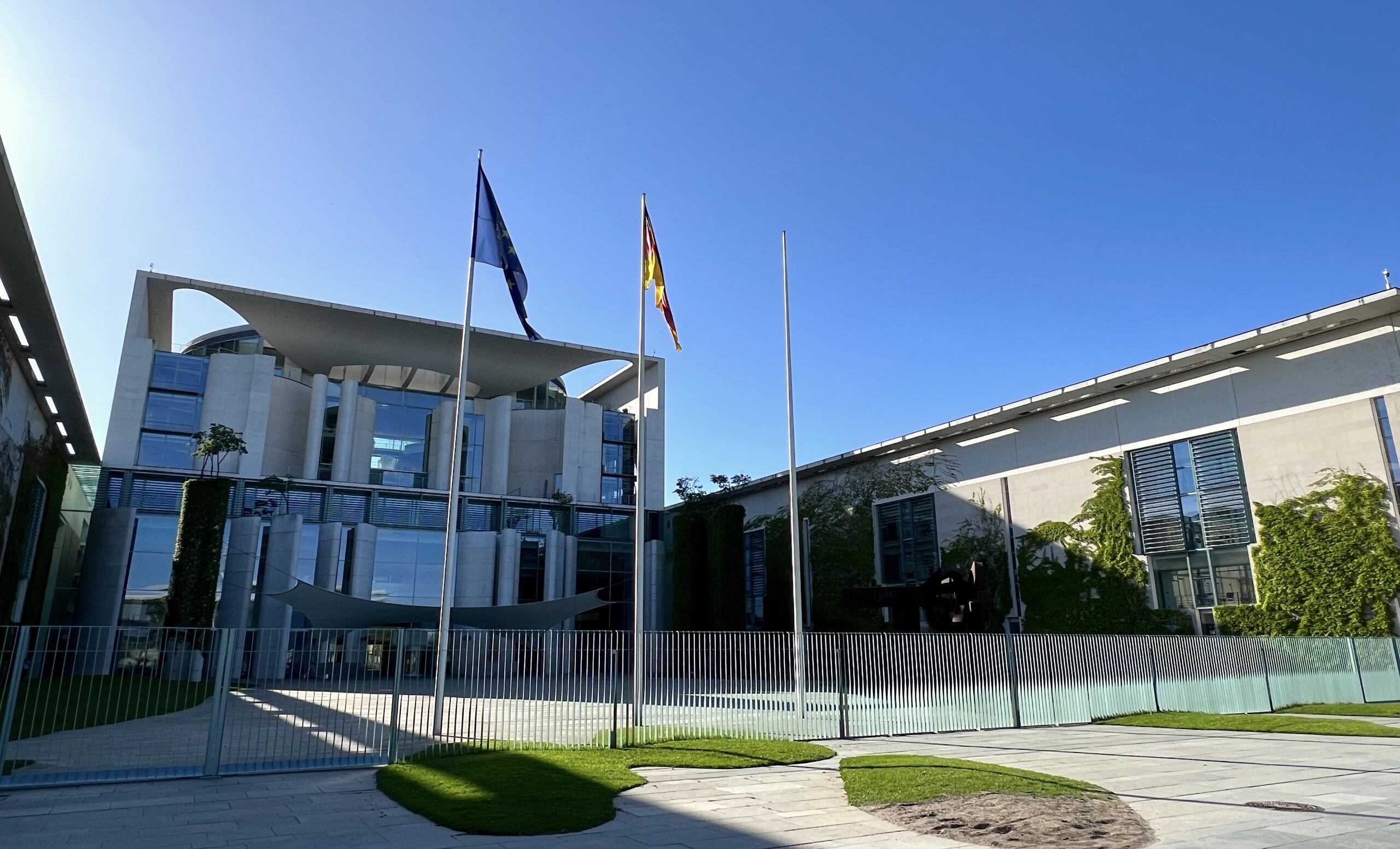 Die Bundesregierung hat nach dem Vereinten Königreich und den USA ebenfalls den Einsatz deutscher Waffen in Russland genehmigt.