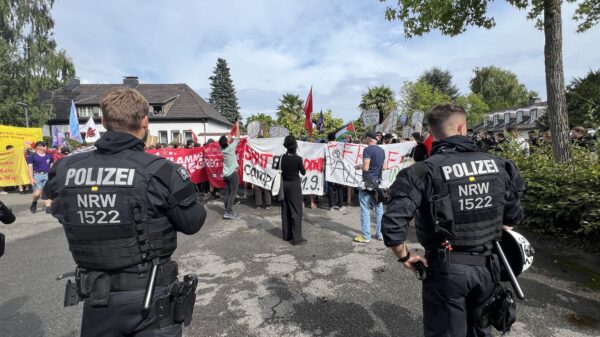 Die Polizei war mit zahlreichen Kräften vor Ort – es blieb beim Protest aber ruhig.