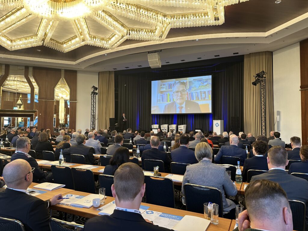 MdB Roderich Kiesewetter beschrieb bei der DWT-Tagung „Perspektiven der Verteidigungswirtschaft“, warum die Unterstützung der Ukraine und die Erhöhung der Verteidigungsausgaben im vitalen Interesse der deutschen Bevölkerung liegen.