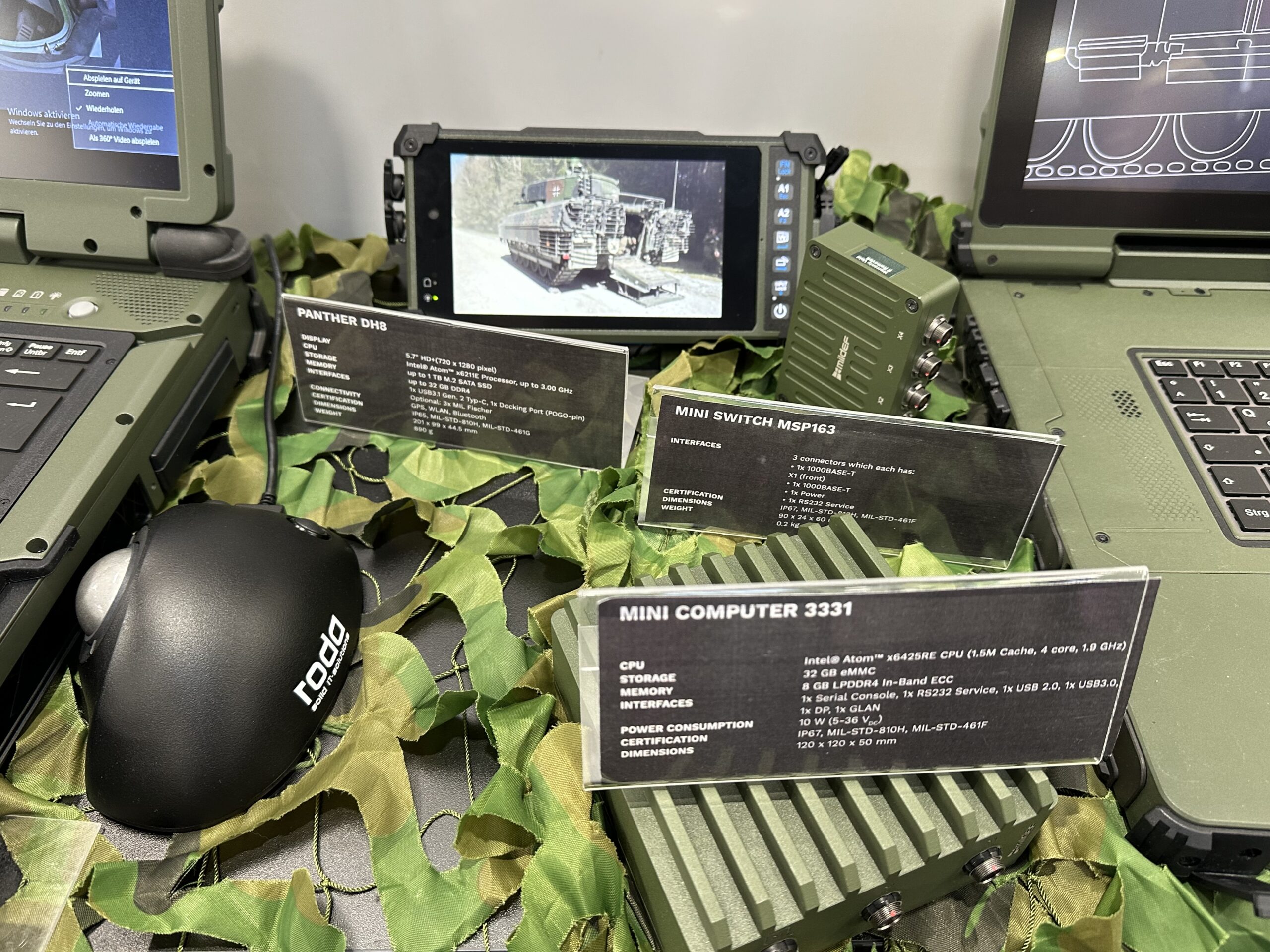 Der Panther DH8 (oben links), der Mini Switch MSP163 (oben rechts) und der Mini Computer 3331 (unten) beim Stand von roda auf der Enforce Tac.