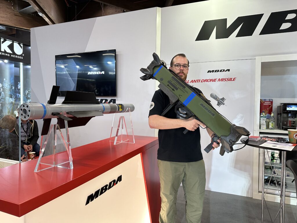 Links die Small Anti Drone Missile, rechts der schultergestützte Enforcer.